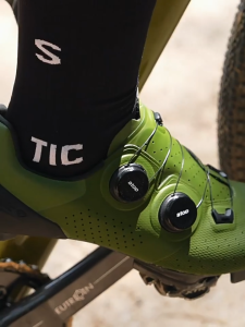 Santic Men Cycling Shoes for MTB Cleats Carbon Fiber Grade 14 Lightweight Lock Mountain Bike Sneakers