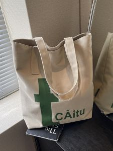 กระเป๋าผ้าใบลายตัวอักษรใหญ่สุดเก๋ กระเป๋าสะพายไหล่แบบลำลองสำหรับคุณแม่ กระเป๋าถือผ้าใบสไตล์เกาหลี กระเป๋าถือขนาดกลาง