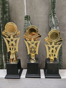 PIALA LOMBA SET isi 3 JUARA 1 2 3 TATAKAN HITAM ( POLOS TANPA STIKER ) TINGGI 34CM