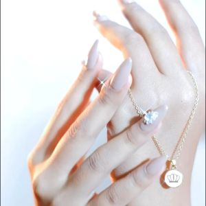 Kalung Wanita Titanium Liontin Lingkaran Dengan Mahkota Di Tenggahnya