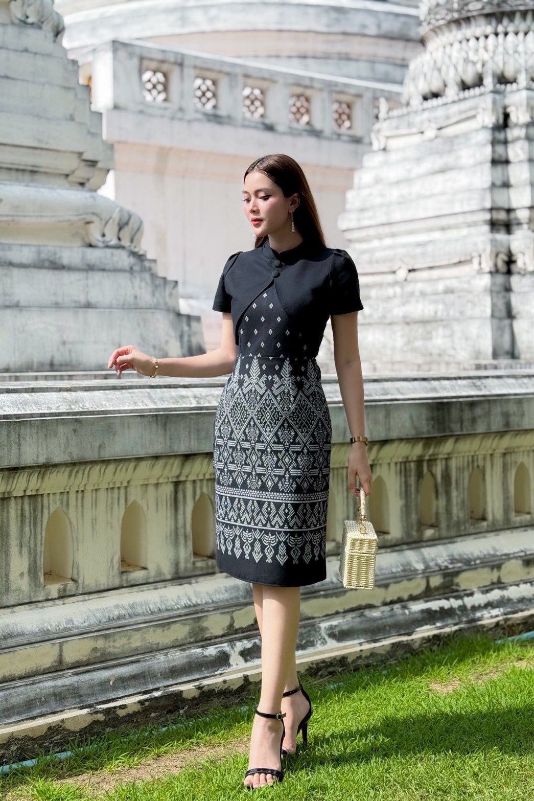 เดรสผ้าฝ้ายคอจีนลายไทย สีดำ-ขาว ใส่แล้วสง่า ทรงเข้ารูป พรางพุง | Lazada มุมมองที่ 3