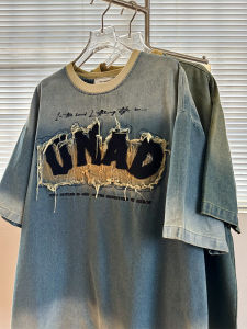 เสื้อยืดคอกลมแขนสั้นผ้าเดนิมปักลายย้อนยุคสไตล์อเมริกันสำหรับผู้ชาย ทรงหลวม แฟชั่นฤดูร้อน ระบายอากาศได้ดี ผลิตจากผ้าฝ้าย