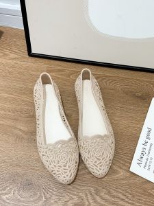 รองเท้าแตะพลาสติกแบบโปร่งใสสำหรับผู้หญิงในช่วงฤดูร้อนปี 2025 รองเท้าแตะพื้นแบนแบบมีรู รองเท้าแตะชายหาดแบบมีรู รองเท้าแตะแบบสวมหัว