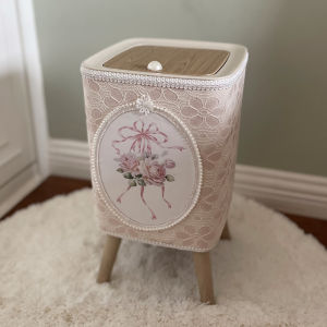 ถังขยะทรงสี่เหลี่ยมลูกไม้คุณภาพสูงสไตล์เกาหลีถังเก็บของพร้อมฝาปิดกล่องเก็บของของจิปาถะถังขยะแบบตั้งพื้นทรงสูง