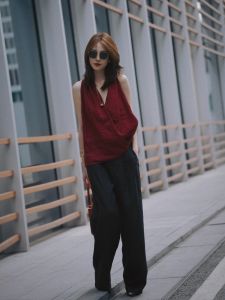 VKSOD | ชุดสองชิ้นสีแดงสไตล์วินเทจฝรั่งเศสสำหรับผู้หญิงในฤดูร้อนปี 2025 ชุดเสื้อกั๊กคอวีแขนกุดและกางเกงขายาวเอวสูง