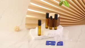 Hot Sale 8pcs/Pack 5ml 10ml Perfume Essential Oil Bottle Mini Portable Brown Glass Bottle Roller Ball Container with Tools