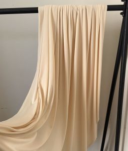 ผ้าคลุมแบบยืดหยุ่นสีนมผ้าไหมเนื้อนุ่มสำหรับงานแต่งงานสไตล์เกาหลีตกแต่งพื้นหลังโรงแรมคอนเสิร์ตฮอลล์