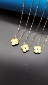 Ladamas Kalung Titanium Liontin Bunga Clover Keberuntungan Kalung Fashion Harian KT137