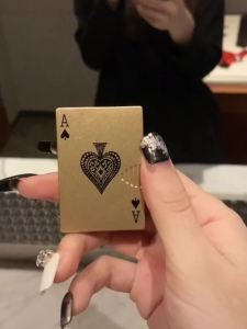 รุ่นเดียวกับ Kuaishou Spades A โป๊กเกอร์ไฟแช็คเปลวไฟสีเขียวพองกันลมสร้างสรรค์ให้แฟนสามี