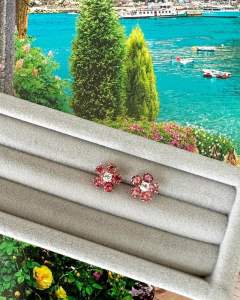 ต่างหู พลอย Pink Tourmaline สีชมพูหวานละมุน เสริมด้วยประกายวิบวับของ White Topaz ตรงกลาง ดูเรียบหรู