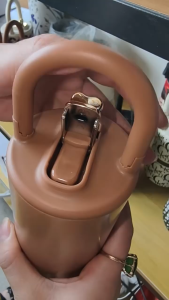 ถ้วยเก็บความร้อนสแตนเลสสำหรับผู้หญิงที่มีมูลค่าสูงสไตล์น้ำหอมขนาดเล็กพร้อมถ้วยน้ำสะพายข้างถ้วยกาแฟแบบพกพาขนาดเล็ก