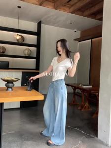 ALOHA LU | Áo Thun Ngắn Tay Form Ôm Cổ V Đơn Giản