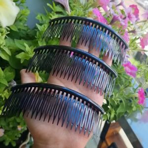 Lược xước cài tóc mái chất liệu nhựa.