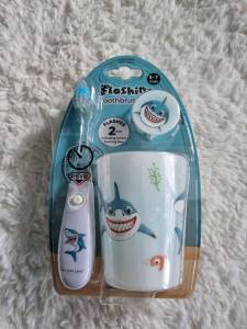 แปรงสีฟันไฟกระพริบ พร้อมเเก้วน้ำ เเละที่ครอบแปรง 4แถมยาสีฟันลิซ่า