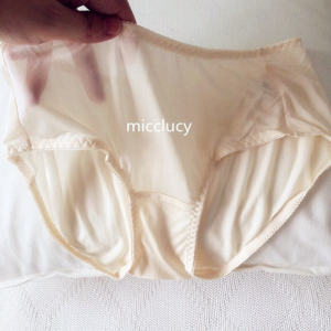 กางเกงชั้นในผ้าไหมสำหรับผู้หญิง กางเกงชั้นในสามเหลี่ยมแบบไร้ตะเข็บระบายอากาศได้ดี ไม่มีรอยตะเข็บ ทรงพื้นฐาน กางเกงชั้นในสำหรับผู้หญิงสีดำ