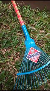 SAPU TAMAN GARUK DAUN BESI ANTI KARAT PATAH TAMAN GAGANG KAYU HALAMAN JALANAN TANAH PEKARANGAN KEBUN