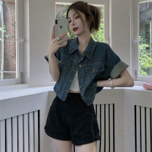 เสื้อแจ็คเก็ตยีนส์แขนสั้นทรงหลวมสำหรับผู้หญิงในช่วงฤดูร้อนปี 2025 เสื้อคลุมกันหนาวบางๆ ทรงหลวม ทรงเข้ารูป ทรงปกติ คอโปโล กระดุมเดียว