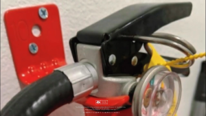 Giá đỡ bình chữa cháyGiá đỡ bình chữa cháy trong nhà hình chữ L Móc treo tường tiện lợi phổ thông