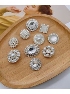 กระดุมเพชรรูปดอกไม้สีขาวระดับไฮเอนด์สำหรับตกแต่งเสื้อสเวตเตอร์ เสื้อโค้ท ขนสัตว์ กระดุมทรงกลมประดับเพชร 8090