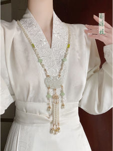 สร้อยคอไข่มุกสีขาวสไตล์จีนใหม่ เครื่องประดับแฟชั่นสำหรับผู้หญิง กระดุมทรงสี่เหลี่ยม ตกแต่งด้วยลูกปัดระย้าและห้อยระย้า จี้รูปดอกไม้