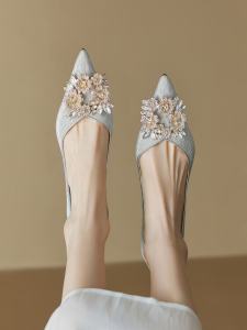 เรียบหรู สไตล์ฝรั่งเศส รองเท้าแต่งงานประดับคริสตัลชี้นิ้วเท้าส้นบล็อกต่ําส้นแมวหญิงแฟชั่นรองเท้าเดียว