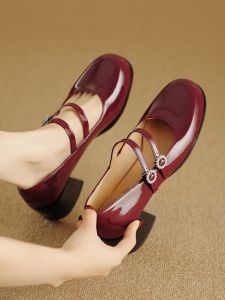 รองเท้าส้นเตี้ย Mary Janes ทรงหัวมน สีแดง สำหรับผู้หญิง ไซส์เล็ก รองเท้าแฟชั่นฤดูใบไม้ผลิ 2024 รองเท้าหนัง PU หัวเข็มขัด รองเท้าสวมสบาย