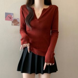 เสื้อสเวตเตอร์ถักสีแดงคอวีแขนยาวทรงหลวมสำหรับผู้หญิงในฤดูใบไม้ร่วง เสื้อชั้นในสีพื้นคอกลมคุณภาพสูง เสื้อผ้าทำงานสไตล์เกาหลี