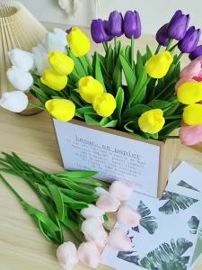 Elegant Tulips in Transparent Vase Durable Polyurethane Flowers for Weddings Engagements Home Decor Party Decoration