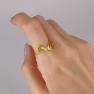 WENG KWONG Golden Wave Swoop Ring in 22k/ 916 Gold (3R3629)