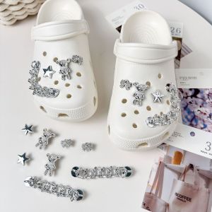 Crocs Jibbitz รองเท้าตุ๊กตาหมีสีเงินประดับคริสตัลเพชรหัวเข็มขัดรองเท้าแบบถอดโซ่รองเท้าได้สำหรับ Crocs