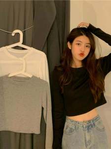 เสื้อยืดแขนยาวสีขาวพื้นฐานสำหรับผู้หญิง ทรงเข้ารูป แฟชั่นฤดูใบไม้ร่วง 2023 เสื้อตัวบนกระโปรงทรงเอ