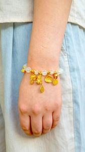 Toad Lotus Leaf Pendant Bracelet White Translucent Beads Semi‑Matte Gold Elastic Beaded Bracelet Women Fashion Jewelry Gift