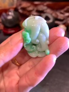 burma jadeite 冰糯飘绿💯天然翡翠玉吊坠 - 人参👍  人参玉雕寓意着提升健康和养生，追求永葆青春和活力，象征财富和幸运🍀  高Height: 3.5cm  宽Width: 2.4cm  厚度Thicknes: 1cm   重Weight: 15g  原价RM552 - 20%discount = 结缘价RM 440🉐✅