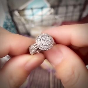 Huitan Bow Shaped Finger Ring for Women Inlaid AAA Dazzling CZ Stone Luxury Silver Color Weddings Bands Engagement Rings Jewelry