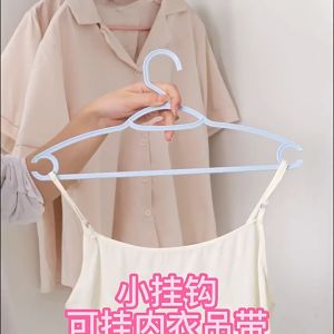 Filed Green❤️ไม้แขวนเสื้อพลาสติก ไม้แขวนเสื้อขอบกันลื่น ไม้แขวเสื้อทรงโค้งnขนาด 40*17cm แข็งแรง ทนต่อทุกสภาพอากาศ 👍💕