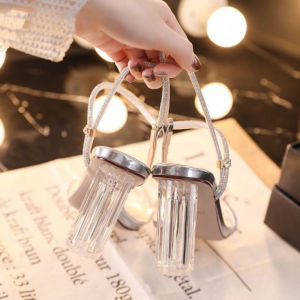 👠👠รองเท้าแตะคริสตัลสวมด้านนอกของผู้หญิงใหม่โปร่งใสเข็มขัดคำเดียวฝรั่งเศสรองเท้าแตะคริสตัลนางฟ้าลมส้นสูงส้นหนาฤดูร้อน