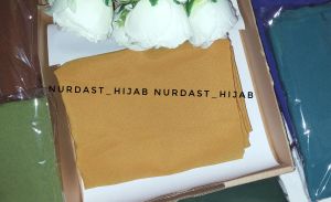 Hijab Segi Empat jumbo Wolfis 130x130 warna Mustard Kunyit | Kerudung Segi Empat jumbo Wolfis 130x130