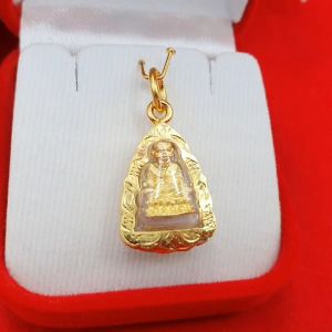 จี้พระ หลวงปู่ทวด กรอบเลี่ยมทอง ขนาด 1.5 x 2 cm องค์ทอง แคล้วคลาดปลอดภัย รูปถ่ายจากสินค้าจริง พร้อมบูชา