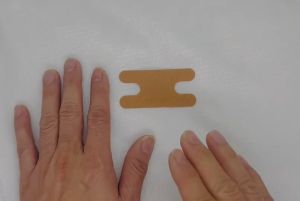 HB plus plaster พลาสเตอร์ปิดแผล แผ่นใหญ่ พลาสเตอร์ทางการแพทย์ ติดนิ้วและข้อนิ้ว ยืดหยุ่น เข้ากับผิว ติดง่าย ไม่ระคายเคือง  20 แผ่น  คละไซส์ สีเนื้อ