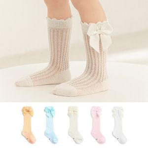 ถุงเท้าเด็กแบบยาวถึงเข่าสีพื้น ผลิตจากผ้าเนื้อเบา นุ่ม สบาย และระบายอากาศได้ดี ไม่รัดขาและไม่หลุดง่าย เหมาะสำหรับเด็กอายุ 3-36 เดือน