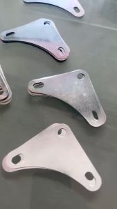 ( số lượng 10 cái đến 100 cái ) Bát V lỗ tam giác bắt kệ mạ kẽm đa năng.