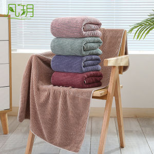 ผ้าขนหนูอาบน้ำชายหาดแบบหนาพิมพ์ลายทางผ้าขนแกะสีแดงและสีขาวสำหรับผู้ชายและผู้หญิงที่ใช้งานได้ตลอดปี