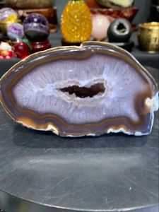 full raw agate authentic from Brazil 1.35kg 高品💯天然原矿玛瑙钱袋子  黄玛瑙+黄幽灵包边  带有白水晶结晶  洞里二次结晶满天星亮晶白水晶+黄幽灵共生👍   Natural raw agate money pouch – yellow agate with yellow phantom quartz edging featuring white crystal formations. Inside the cavity secondary crysta