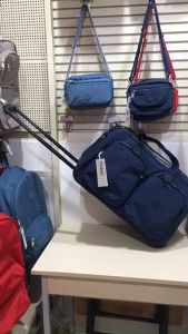 Túi du lịch size lớn có tay kéo giống vali. Chất liệu vải dù loại rất tốt dầy và siêu bền kháng mưa nhe chống nhăn và chống bấm bẩn. Mã N901