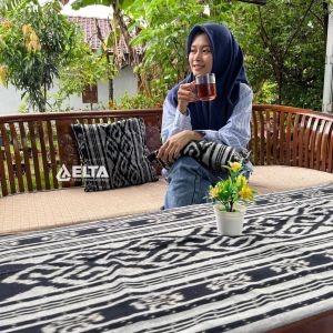 sarung bantal tenun