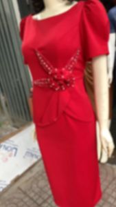 Đầm suông thiết kế hoa thanh lịch đính hạt xoàn lấp lánh