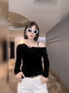 เสื้อยืดผ้ากำมะหยี่แขนยาวเปิดไหล่สไตล์ฝรั่งเศสสำหรับผู้หญิง เสื้อเชิ้ตคอตั้งสีดำ ดีไซน์เก๋ไก๋ แฟชั่นฤดูร้อน