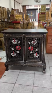 ตู้ไม้แกะสลัก สีดำ สีทองโบราณ  80xล40xส80cm ตู้วางทีวี 2บาน 2ชั่น ไม้แกะสลัก ตู้ใส่ของ  ทำแบบทองเก่าโบราณ เดินเส้นประดับกระจกหลากสี