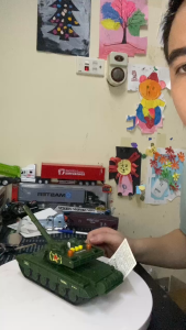 Đồ chơi xe tăng bằng nhựa ABS có nhạc và đèn xoay 360 độ chạy đà quán tính kích thước lớn