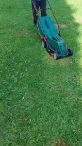 รถเข็นตัดหญ้าไฟฟ้า กำลัง 1300วัตต์ ขนาดใบ 34cm. ยี่ห้อ BOSCH รุ่น UniversalRotak 34-405